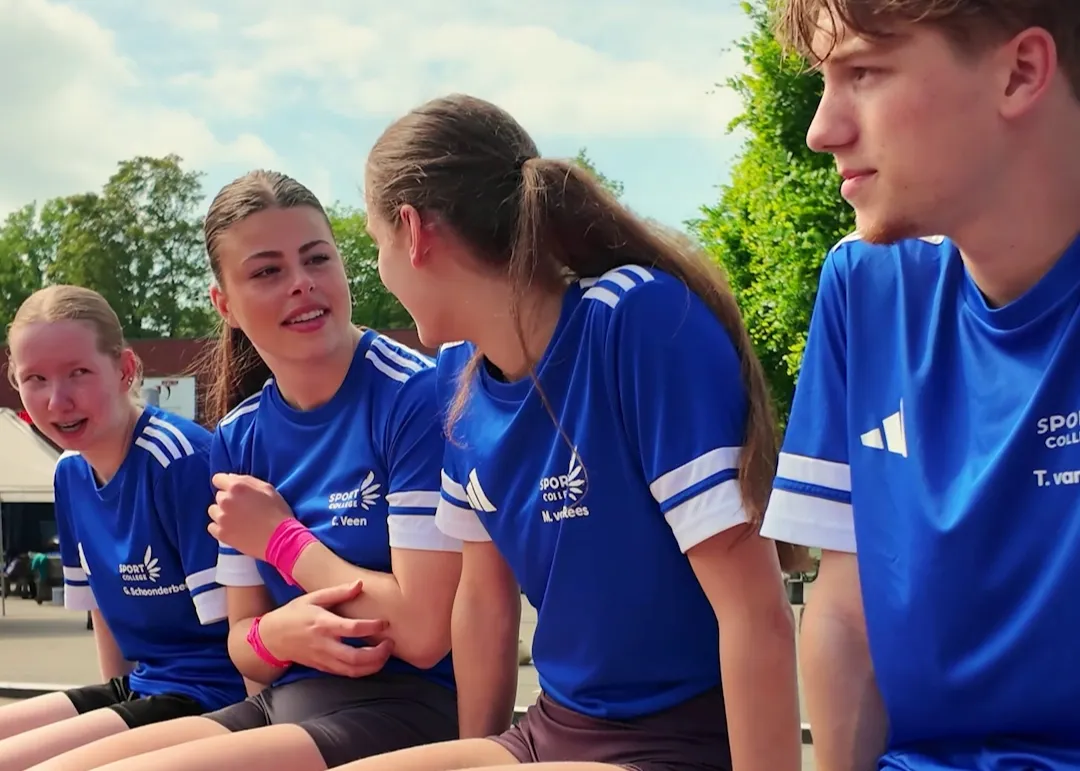 Studenten Sport College Utrecht chillen bij een atletiekbaan