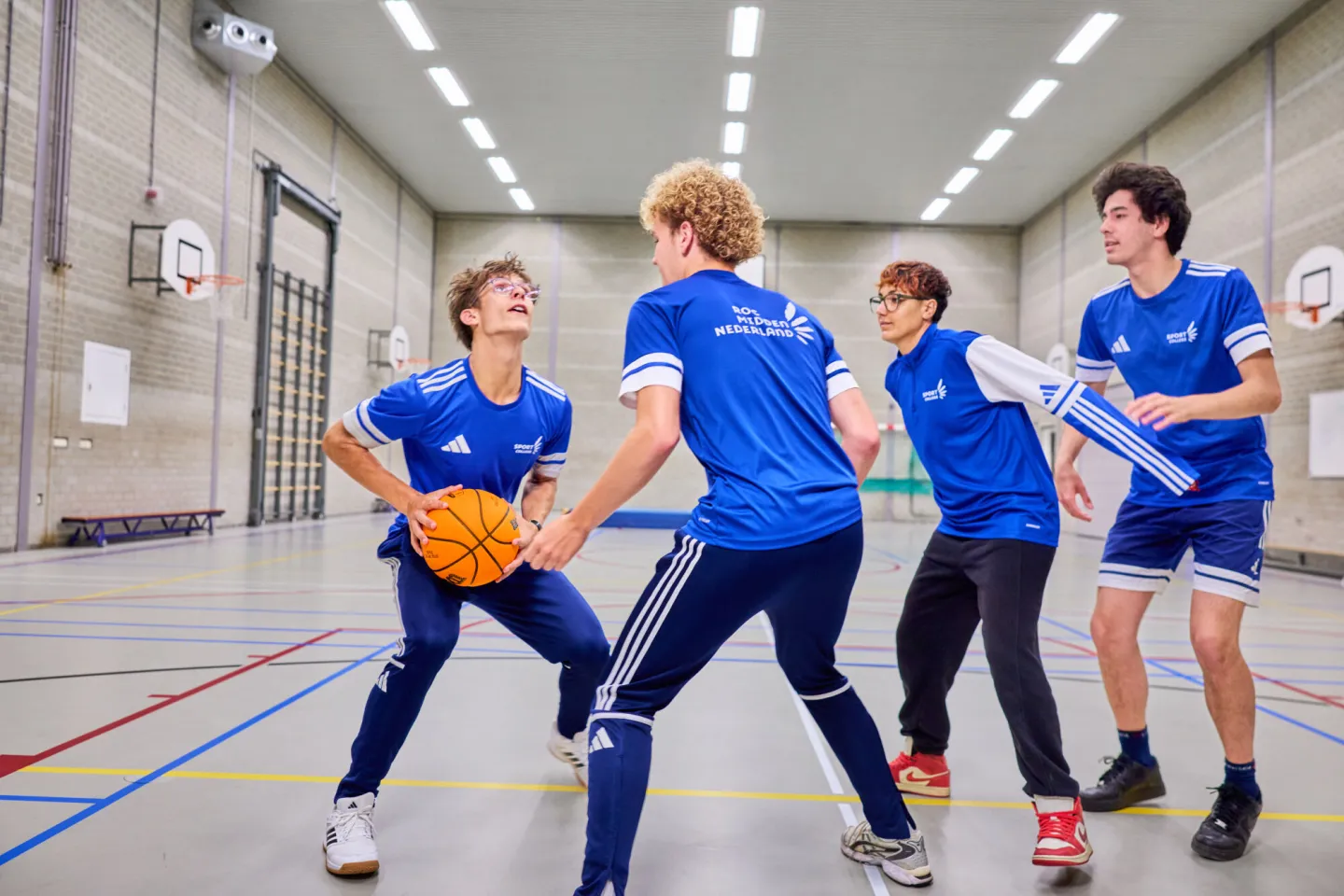 Sportstudenten basketballen op school