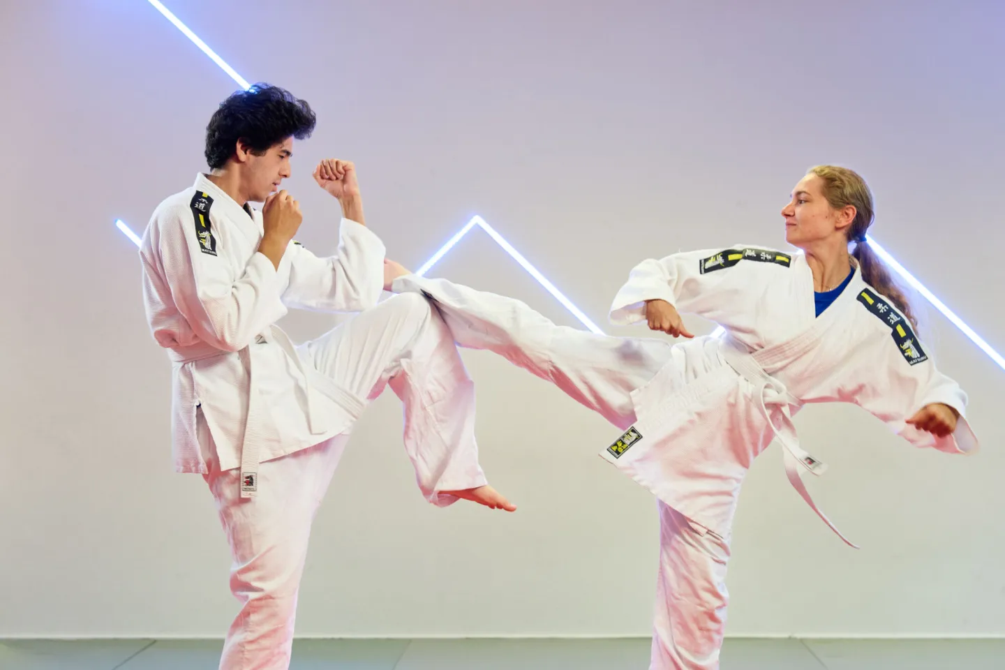 Sportstudenten beoefenen karate in dojo