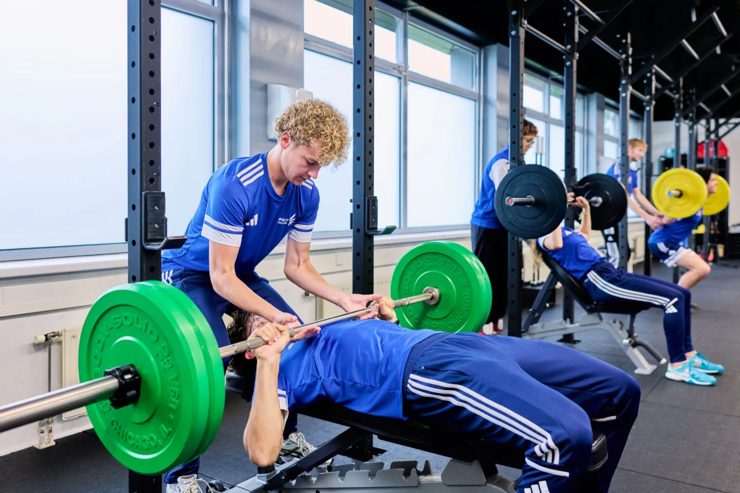 Sportstudenten fitnessen op school
