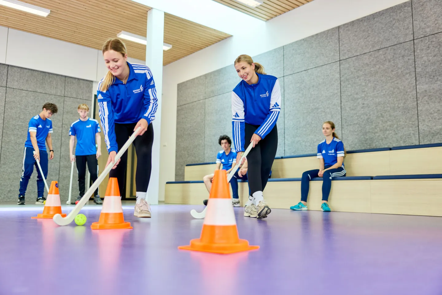 Sportstudenten leren hockey op school