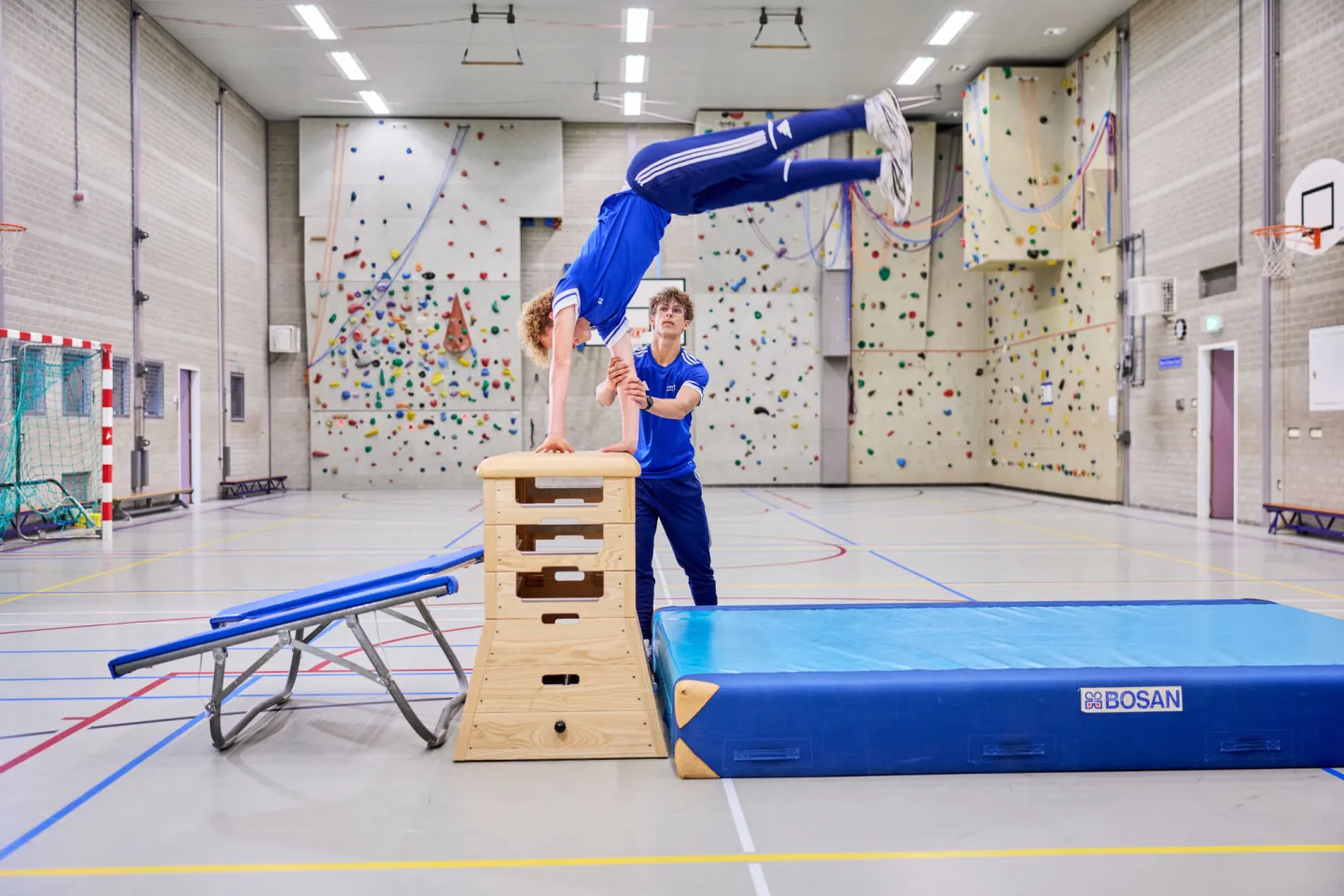 Sportstudenten turnen op school