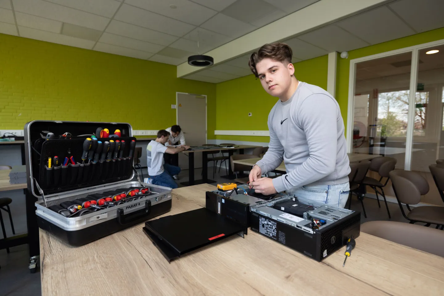 Student aan het werk in ICT-praktijklokaal