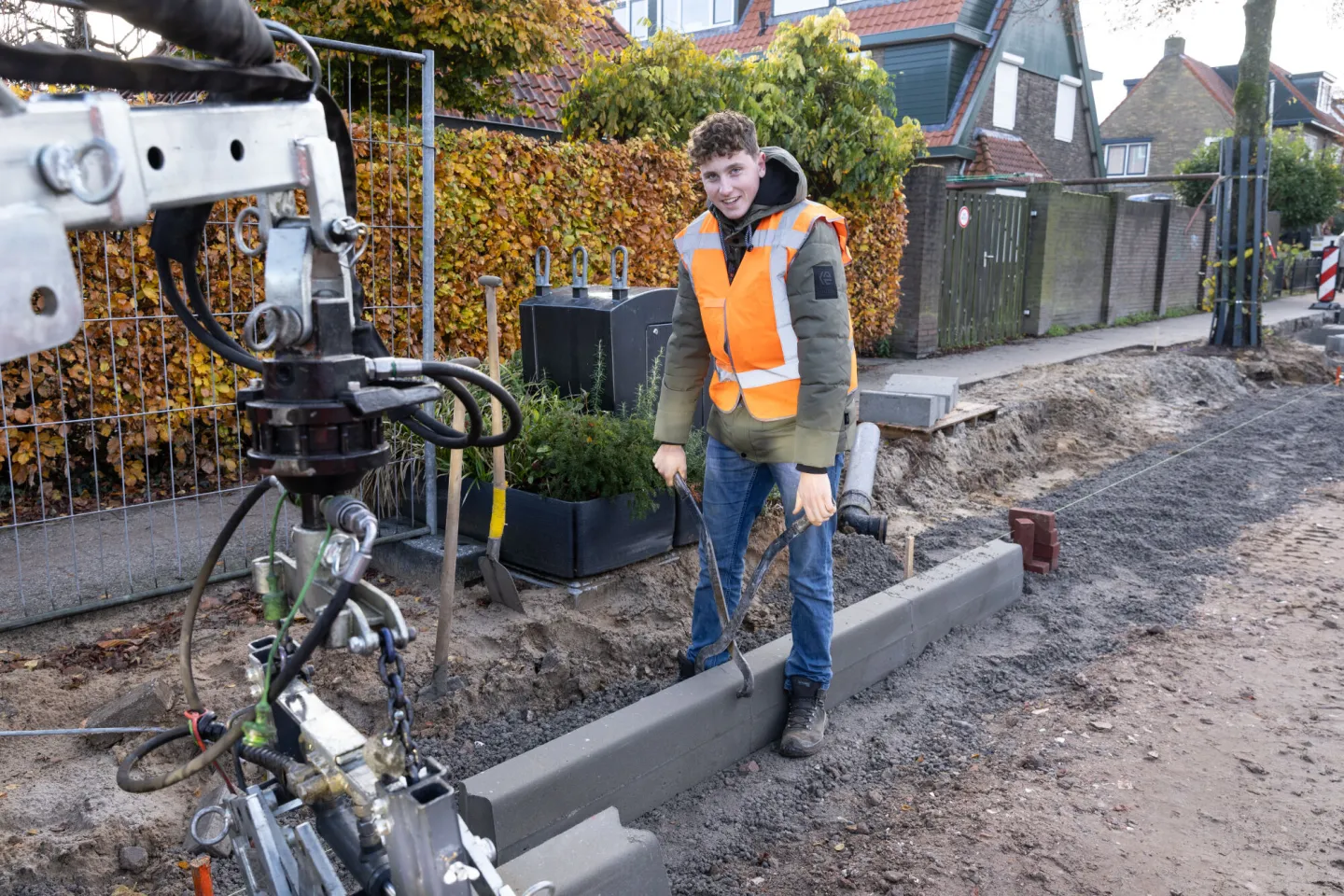 Student assistent infra aan het werk in een straat