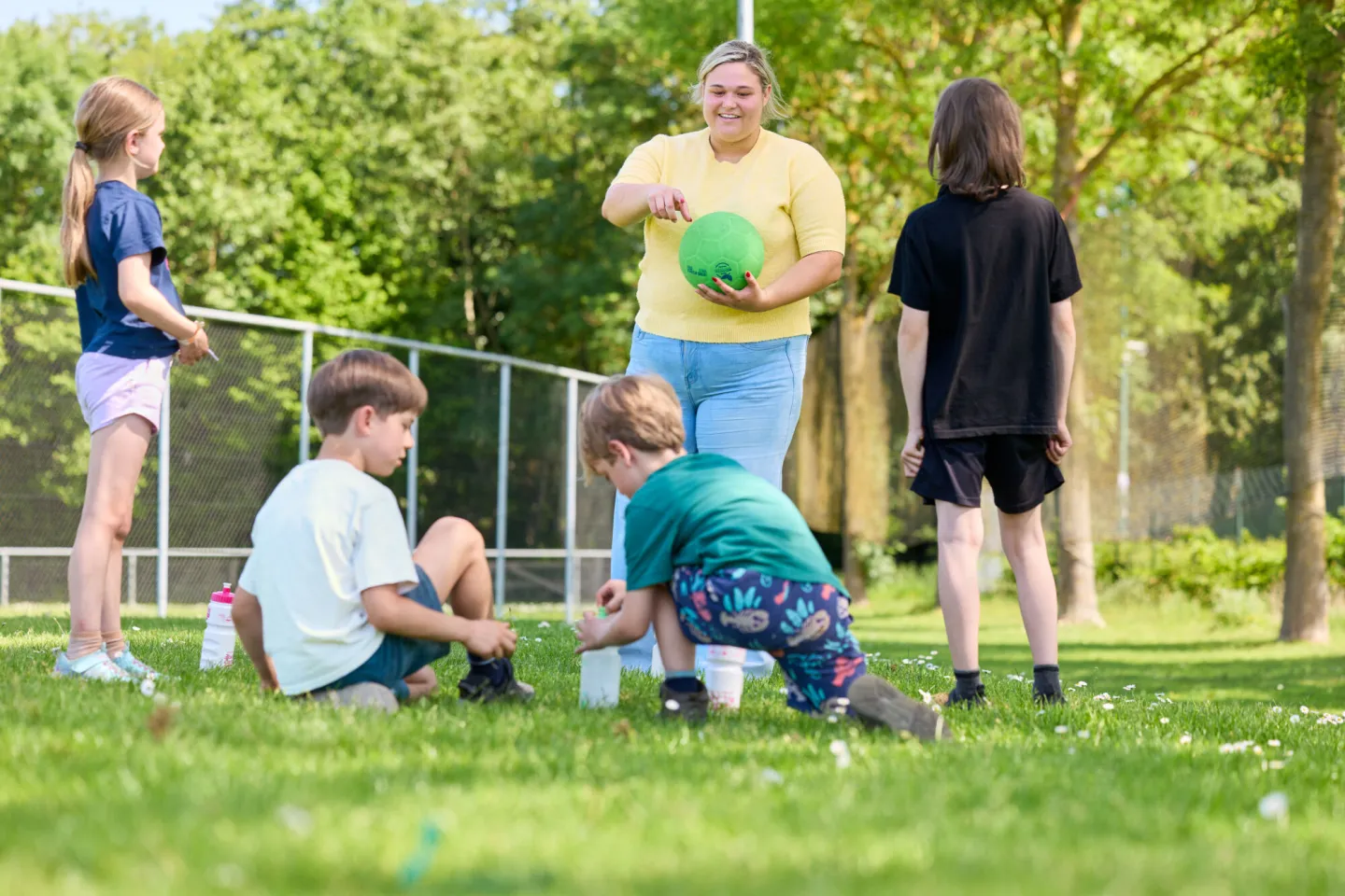 Student begeleidt kinderen op kinderopvang kinderdagverblijf bso