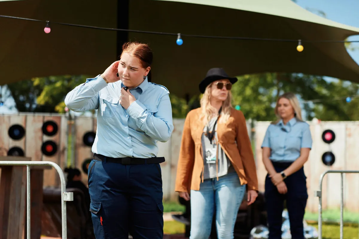 Student van de opleiding Beveiliger voert toezicht uit tijdens een praktijkoefening in evenementenbeveiliging