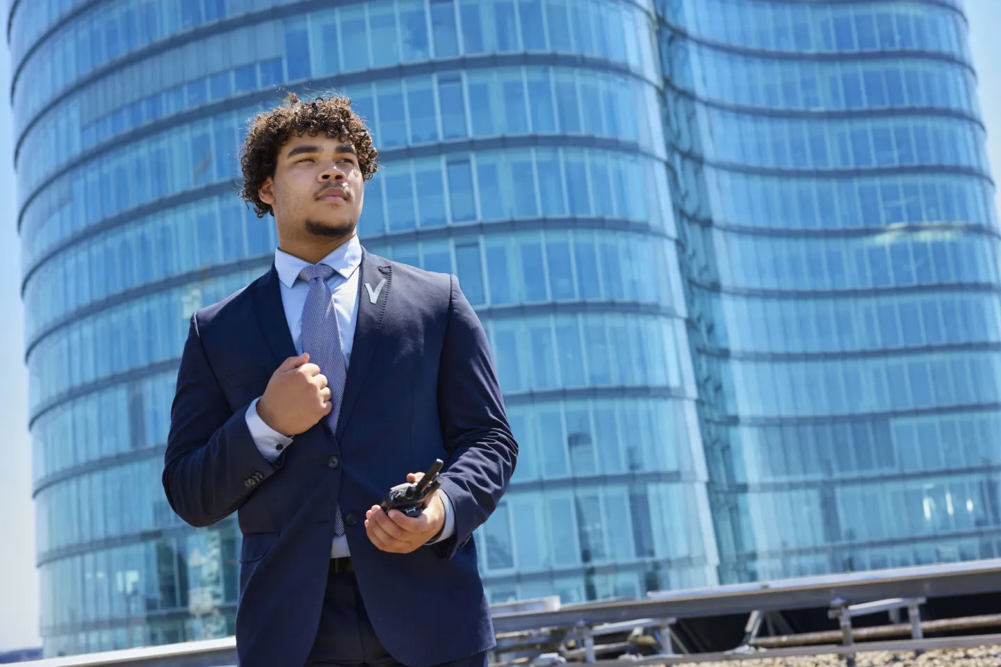 Student Beveiliger surveilleert op dak bij bedrijfspand