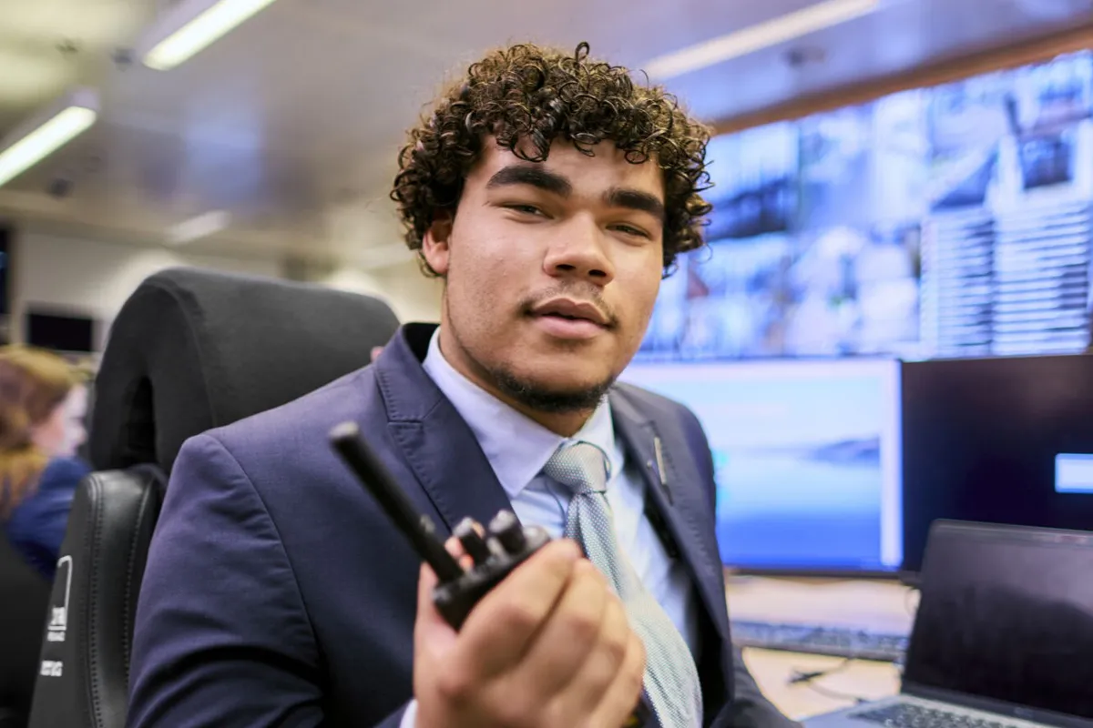 Student van de opleiding Beveiliger werkt in de meldkamer met cameratoezicht