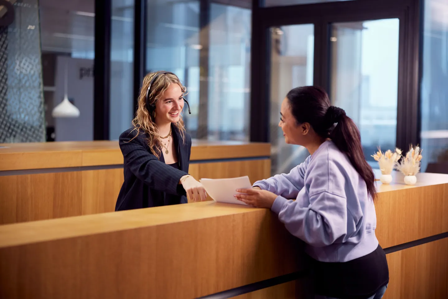 Student Business & Administration College helpt gast als receptionist op stage 