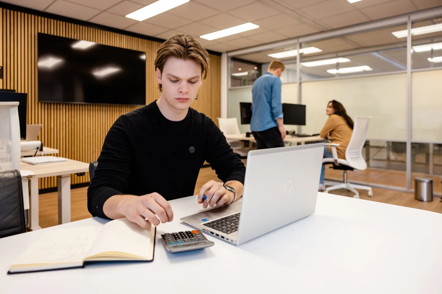 Student Business Administration & Control Specialist werkt aan financiën op stage 