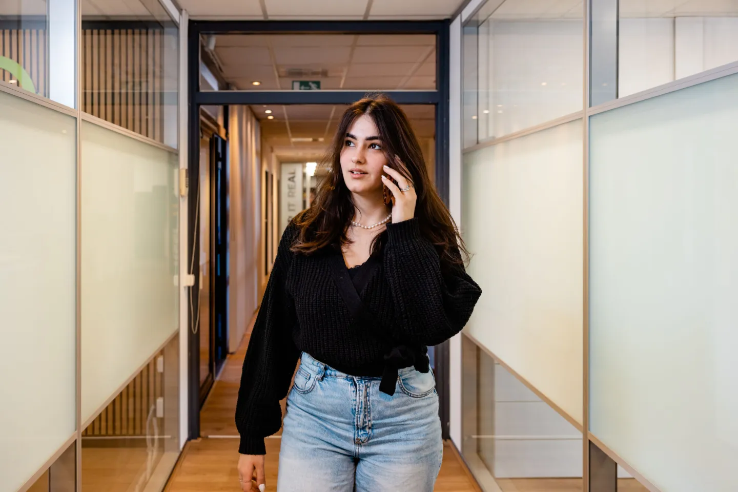 Student Office & Management Support Specialist telefoneert op stage Student Office & Management Support Specialist telefoneert op stage 