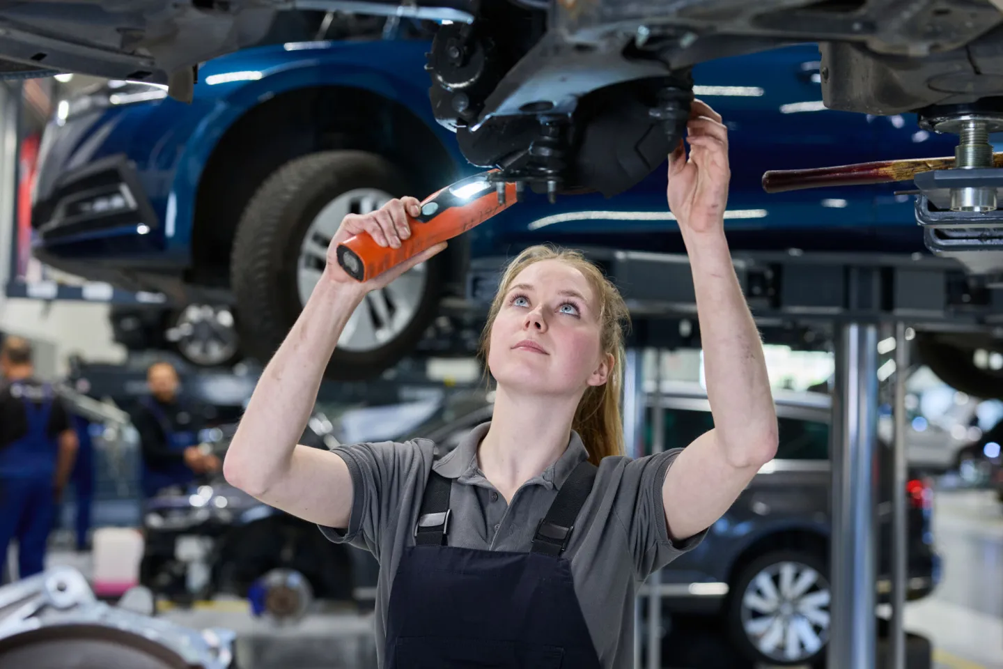 Student Autotechniek controleert een auto in de werkplaats