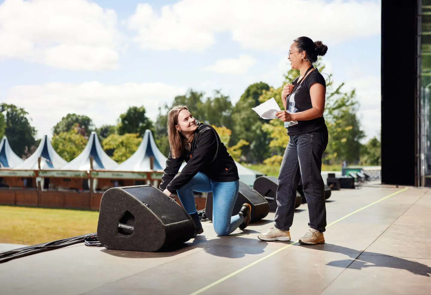 Student Event Manager geeft aanwijzingen aan student Podium- en Evenemententechniek