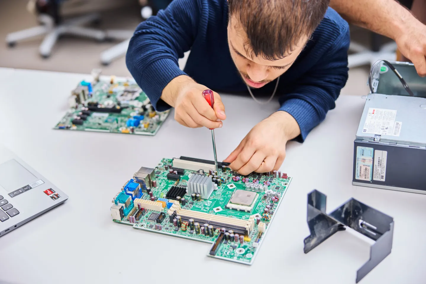 Student Flexopleiding Medewerker ICT Support sleutelt aan moederbord