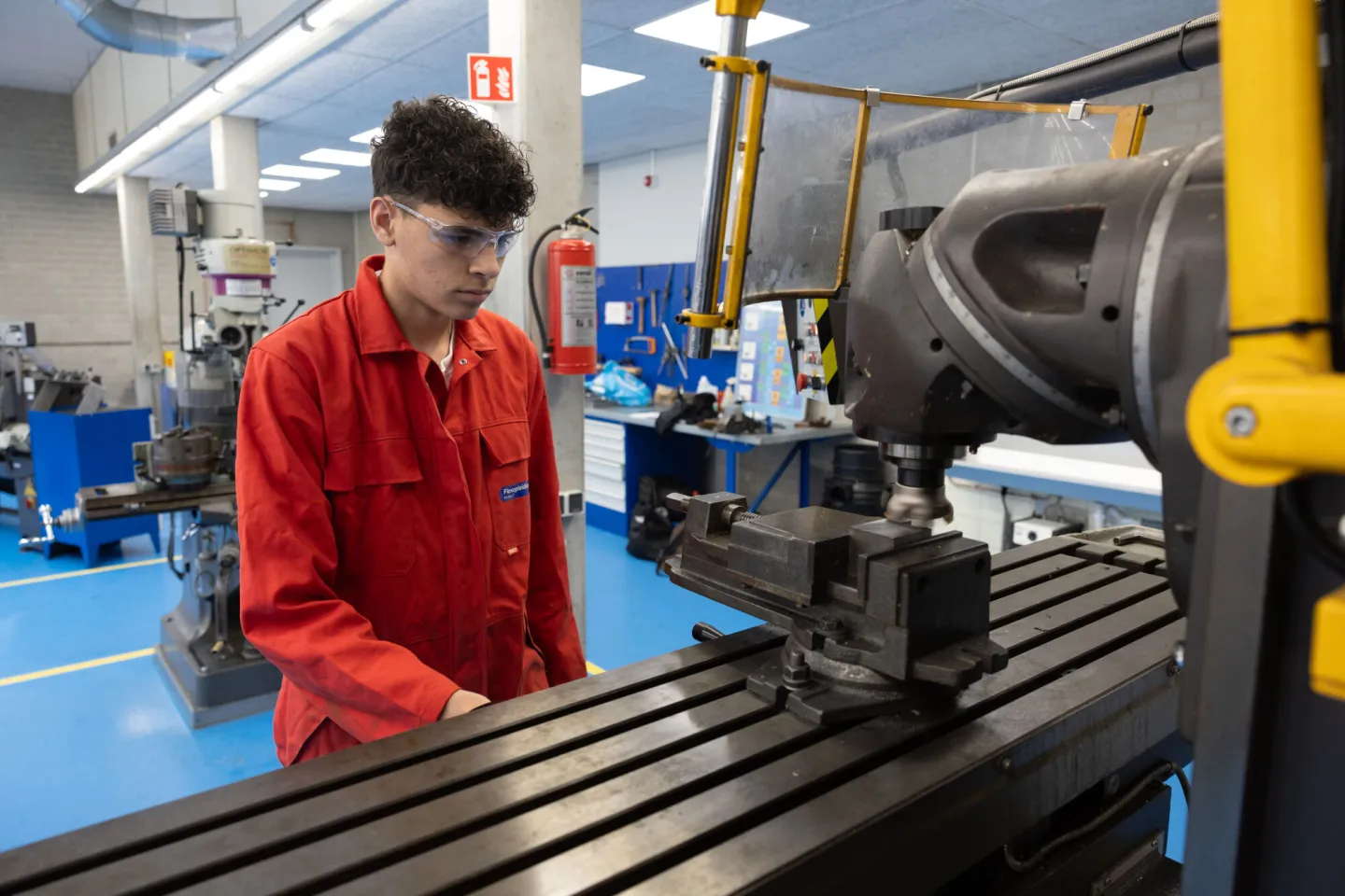 Student Flexopleiding Medewerker Techniek werkt met machine