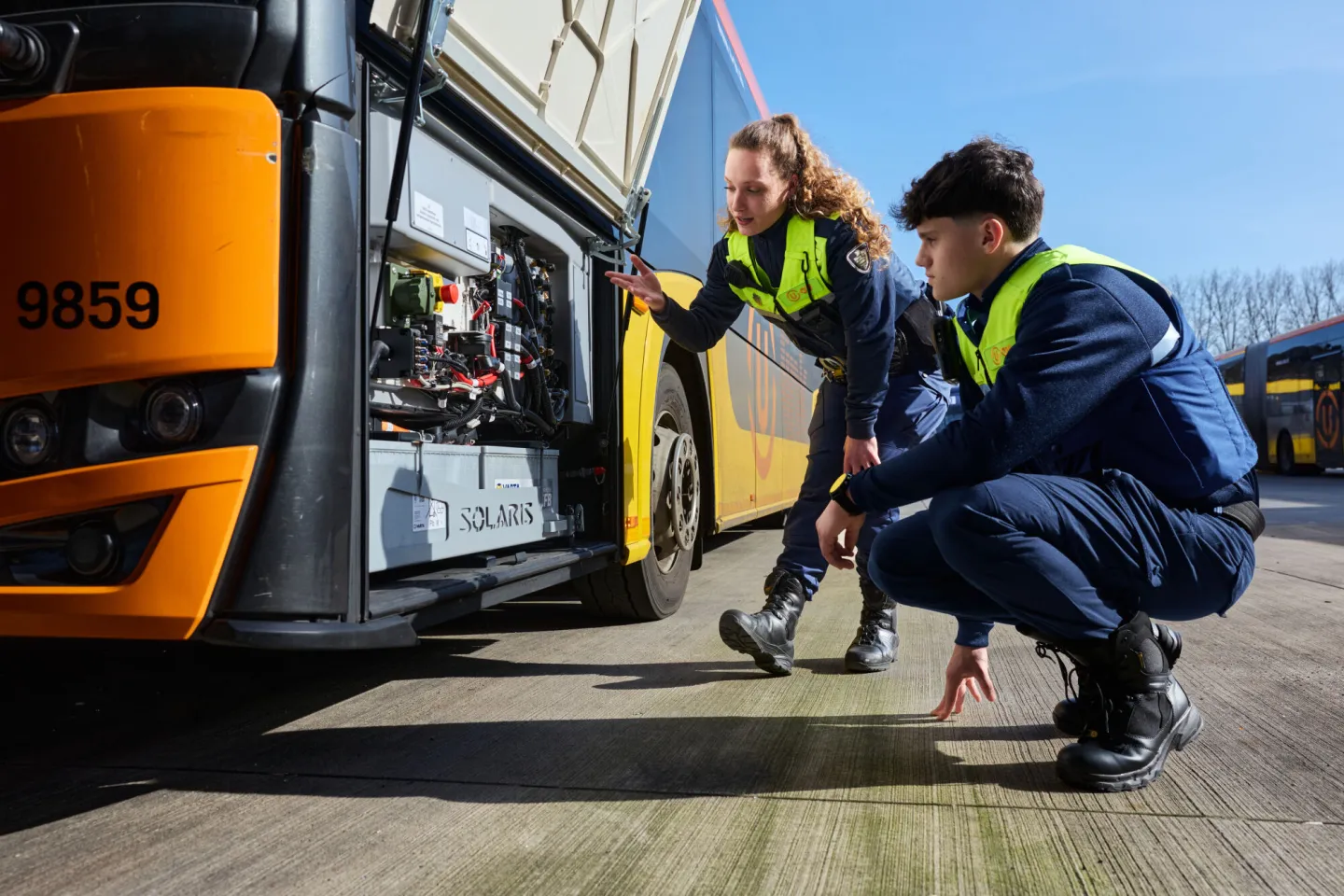 Student Handhaving controleert techniek van bus met ov-boa