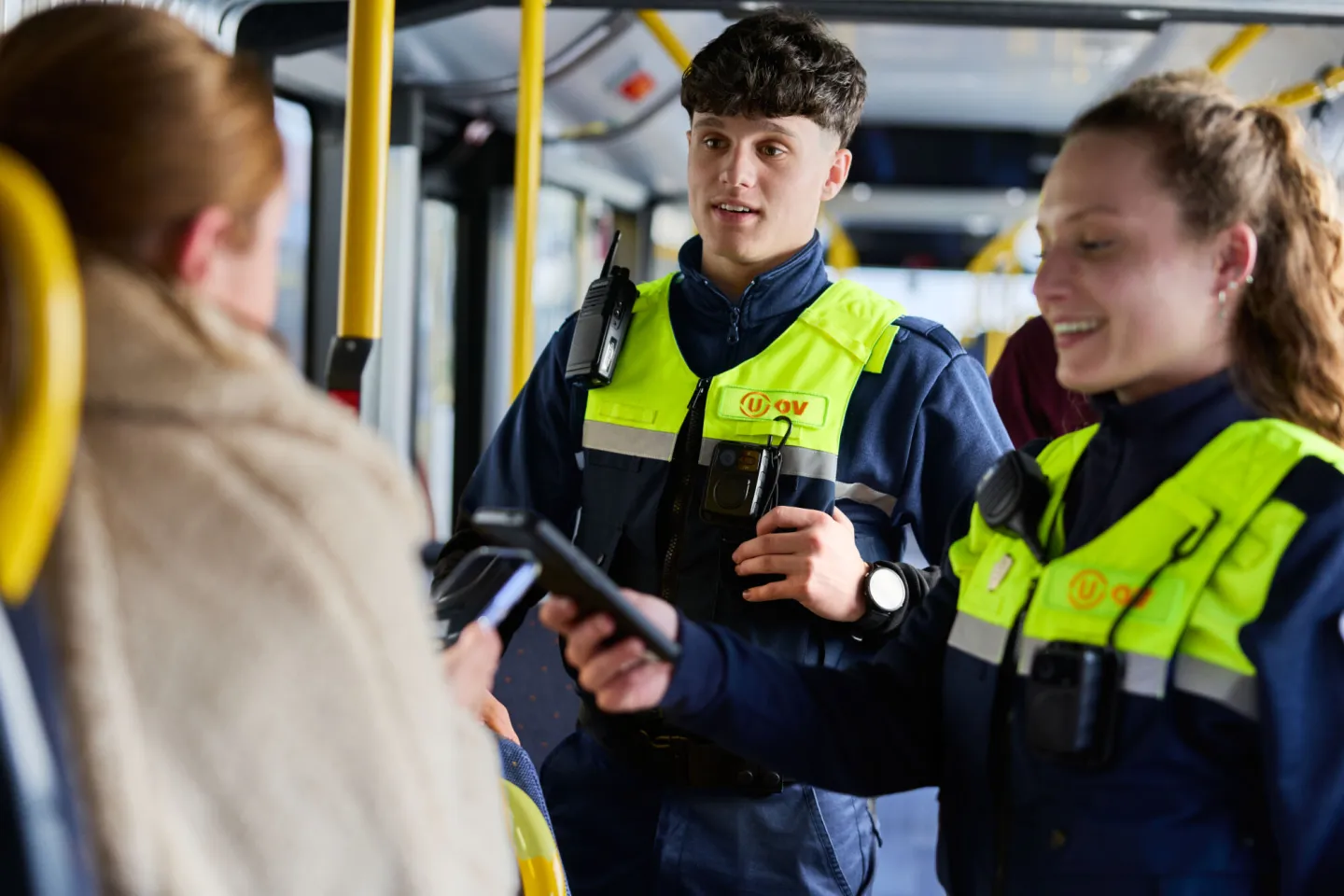 Student Handhaving loopt mee met ov-boa in tram