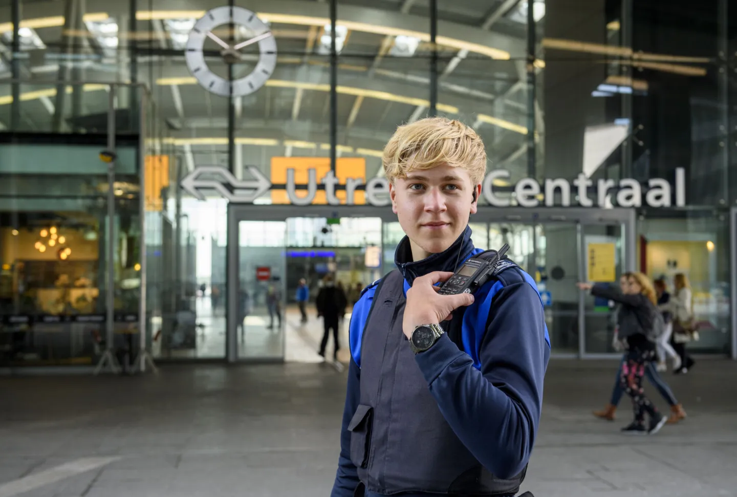 Student Handhaver Toezicht & Veiligheid (HTV) loopt ov-stage bij NS