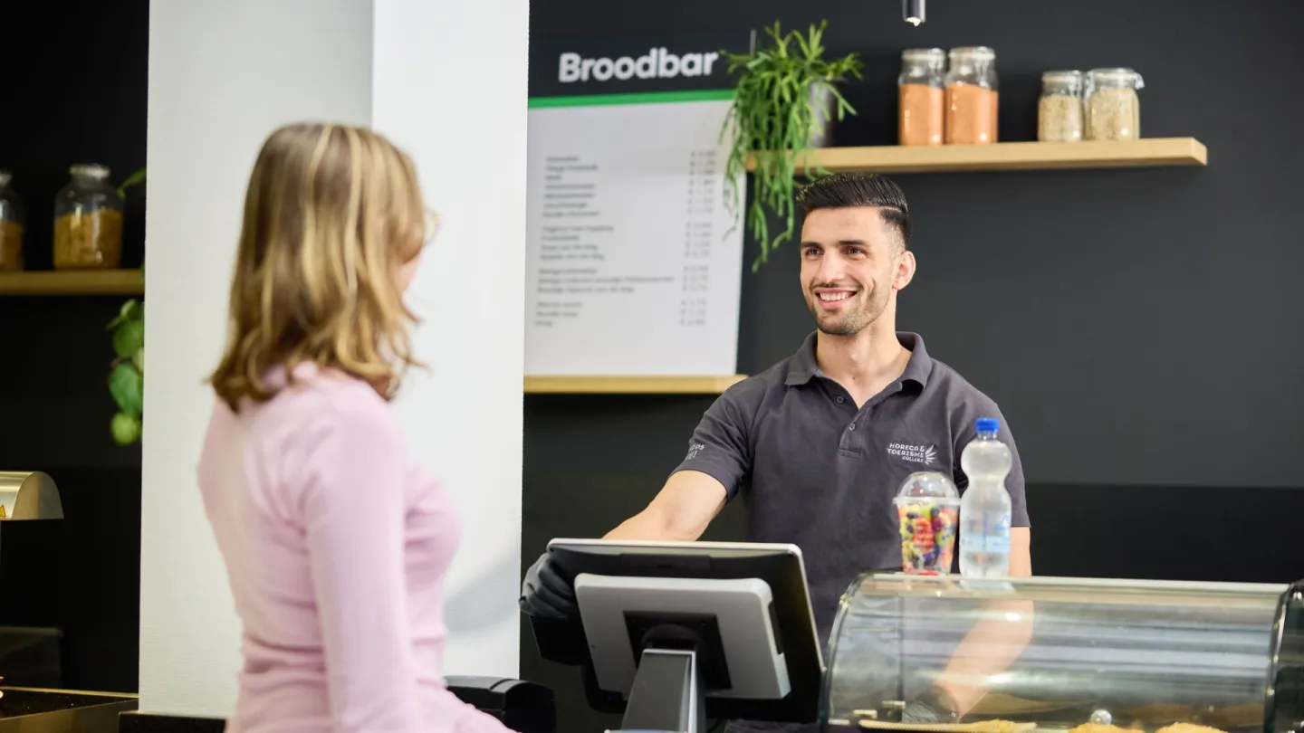 Student horeca neemt bestelling aan bij broodbar