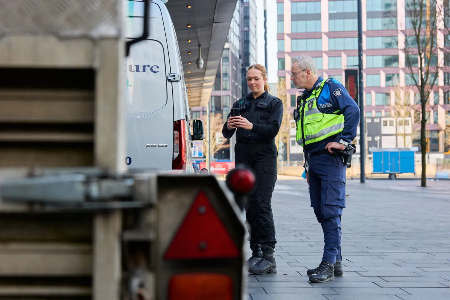 Student HTV controleert foutgeparkeerd voertuig met boa