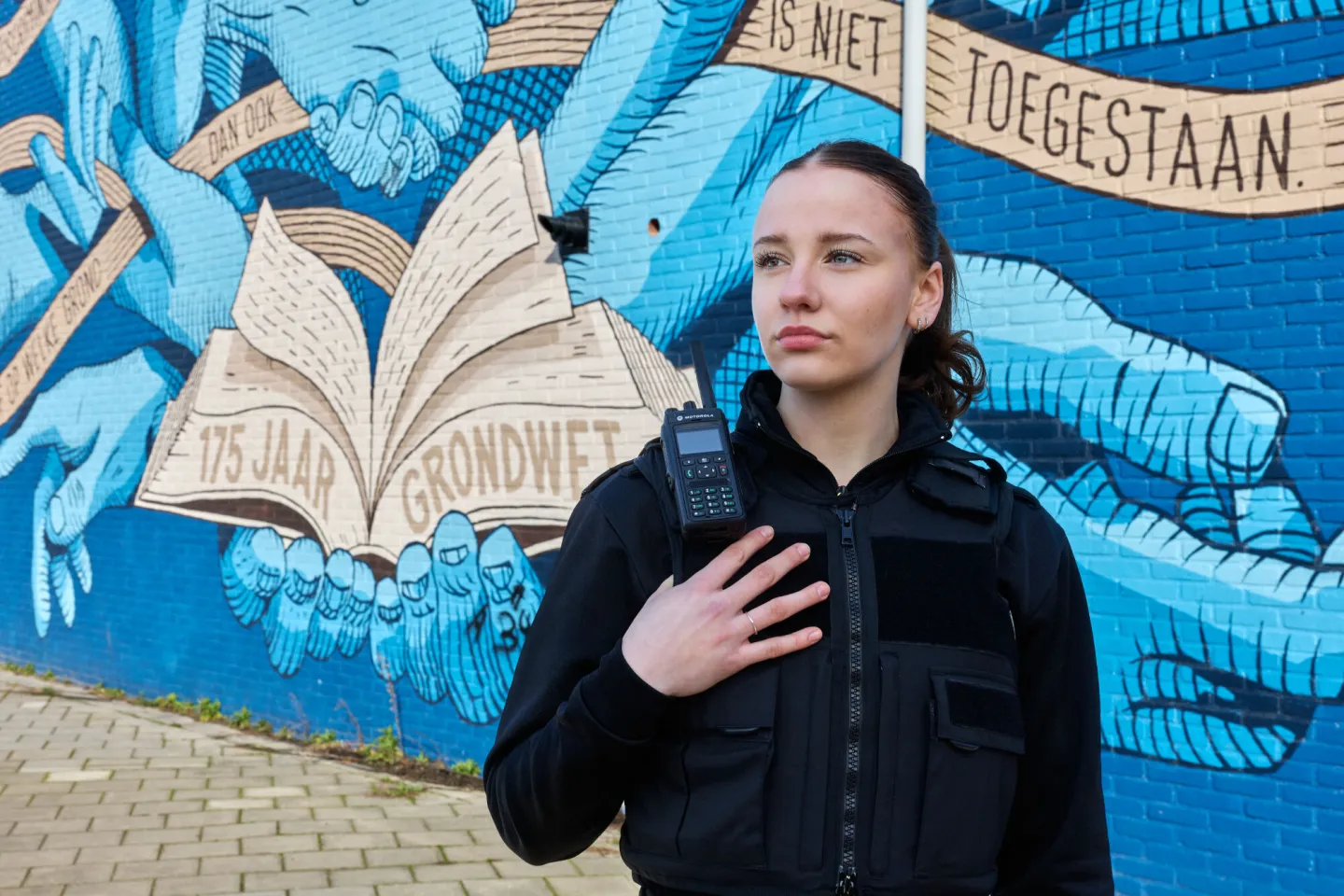 Student HTV poseert in uniform