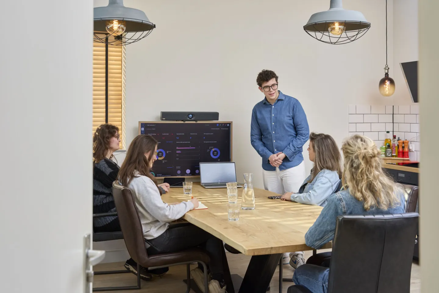 Student ICT geeft een presentatie op stageplek