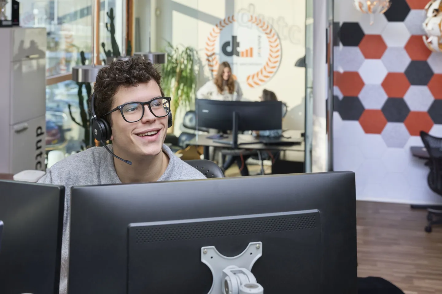 Student ICT neemt servicedeskcall aan met headset op