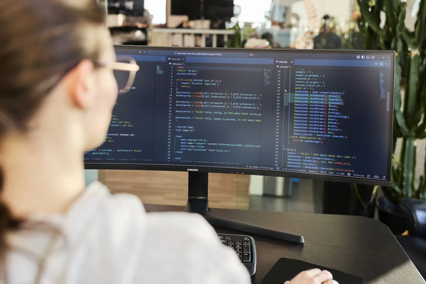 Student ICT werkt aan code achter computer