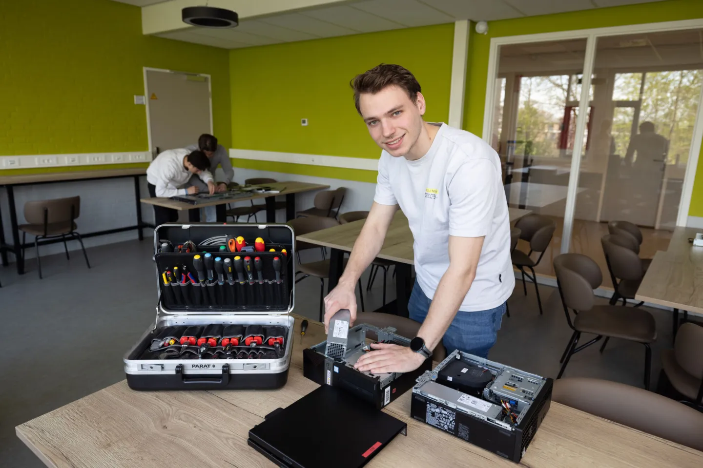 Student ICT werkt aan open computer