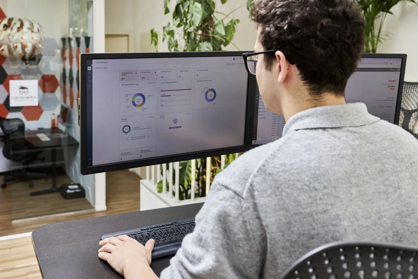 Student ICT werkt met ticketsysteem op computer