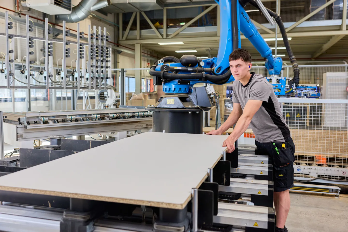 Student Meubelmaken aan het werk op stageplek