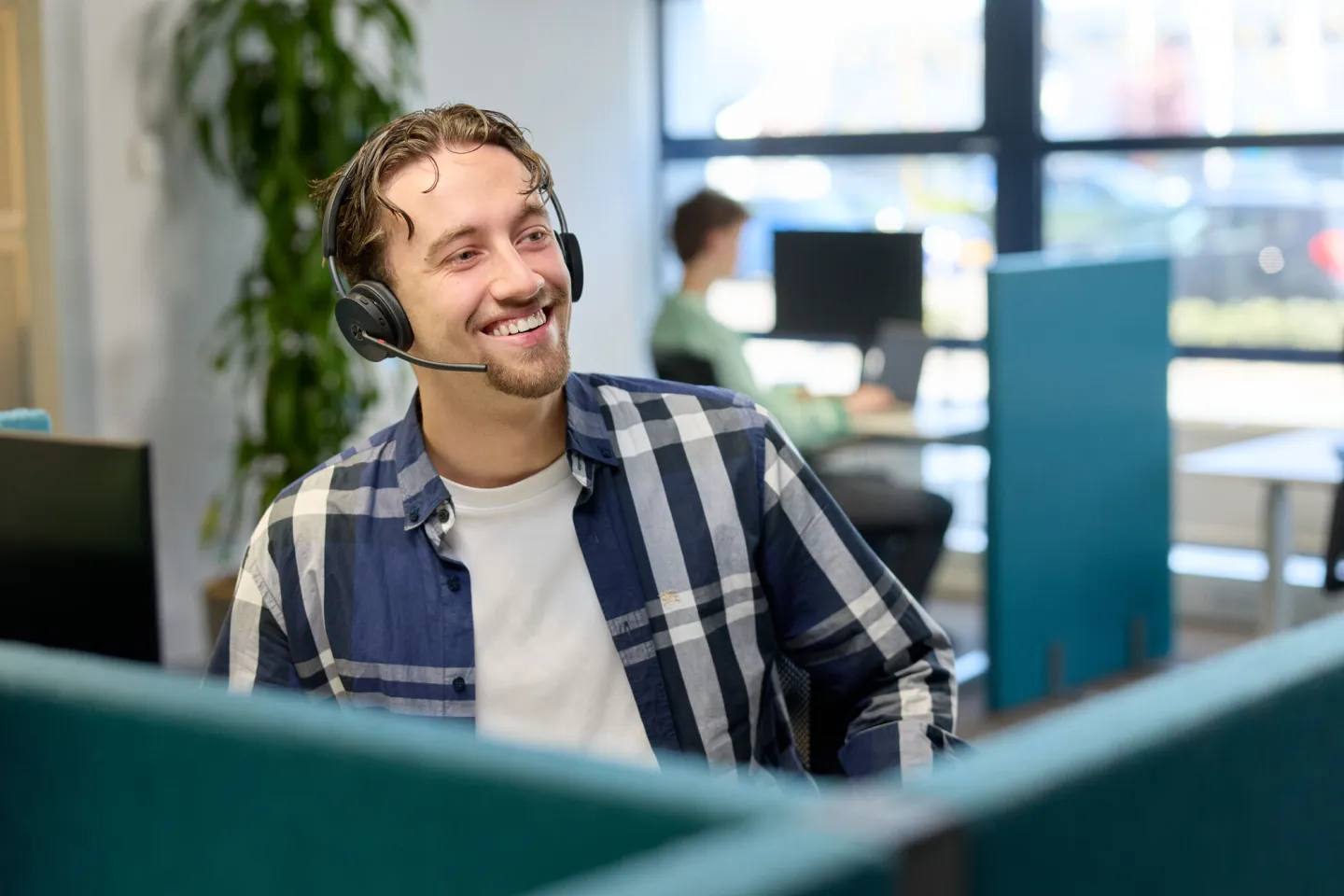 Student Junior Accountmanager heeft klantcontact met headset