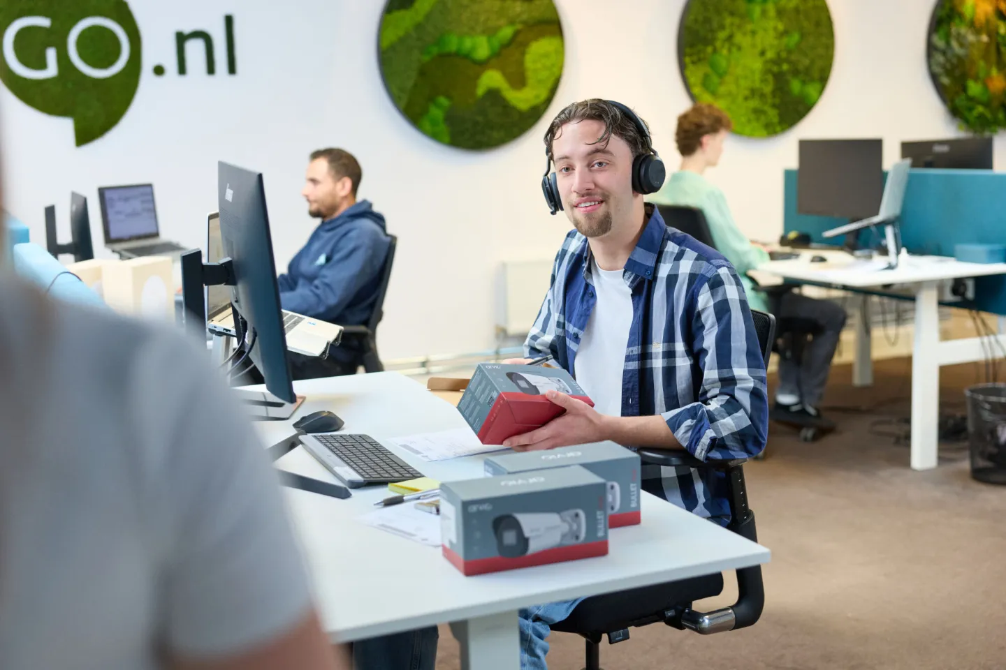 Student Junior Accountmanager werkt achter computer met headset