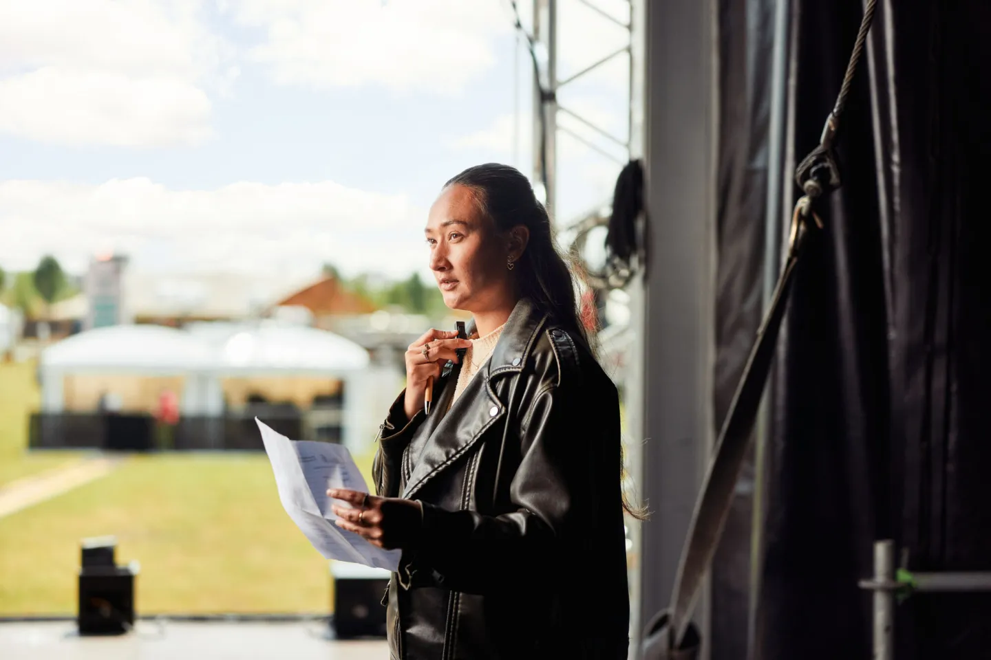 Student loopt stage Event Manager bij festival