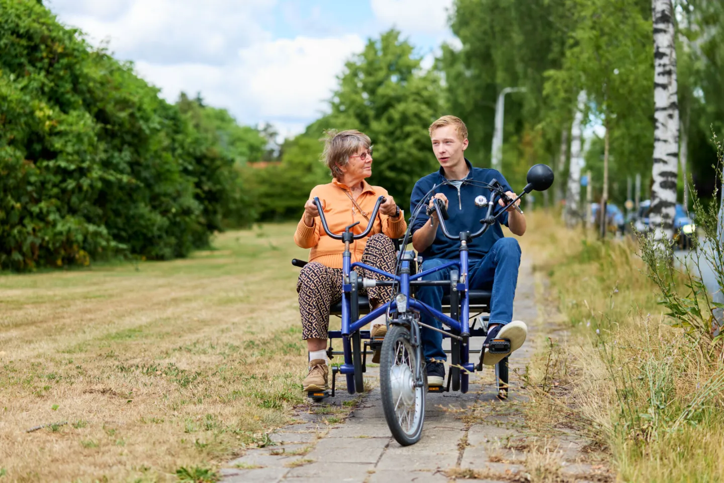 Student Dienstverlening fietst samen met een oudere