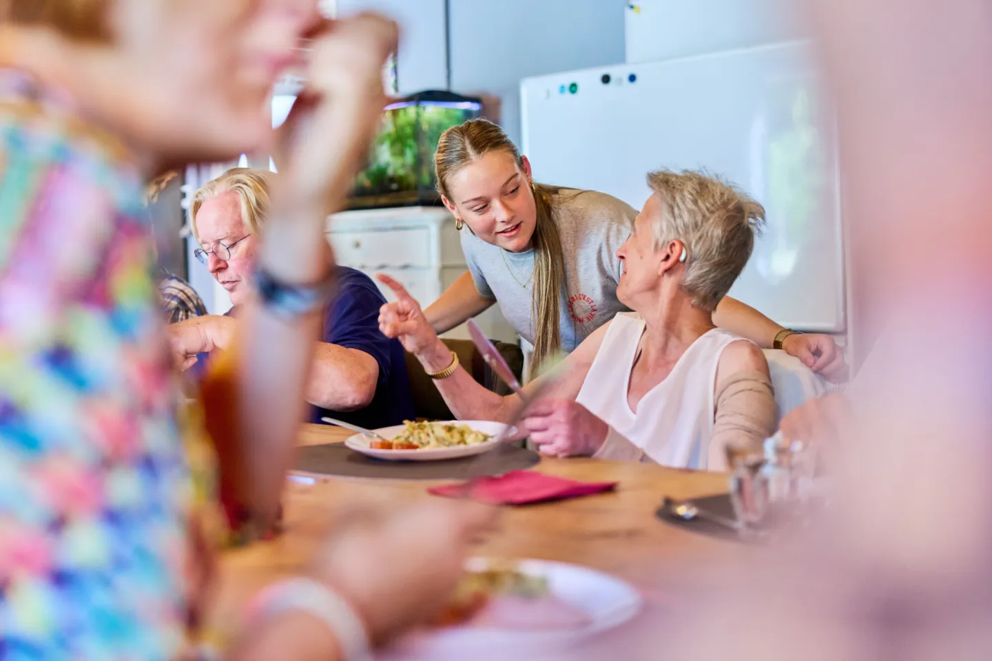 Student Maatschappelijke zorg maakt contact met ouderen