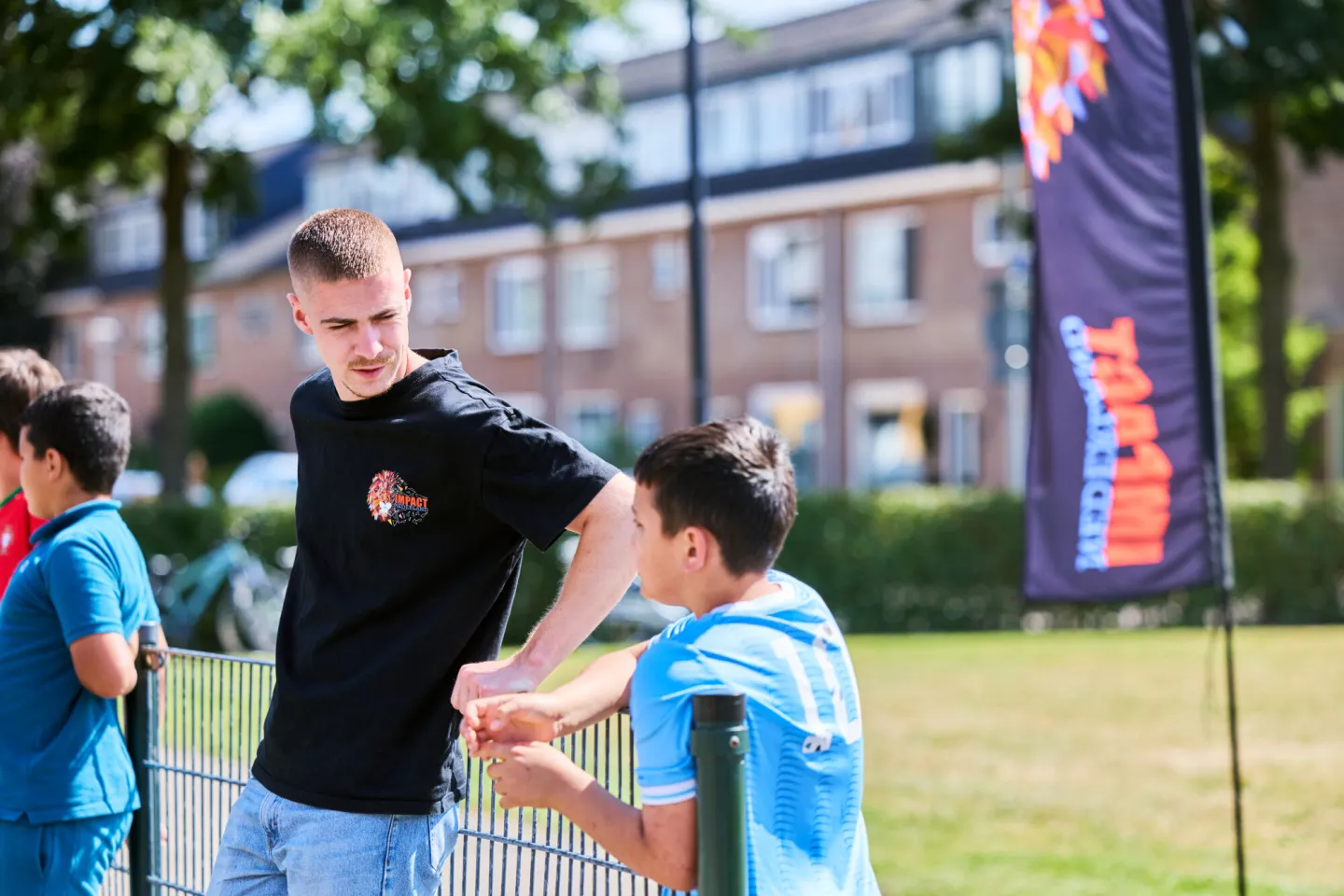 Jongerenbegeleider maakt contact op het speelplein