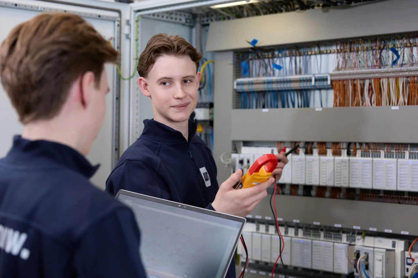 Student meet elektriciteit