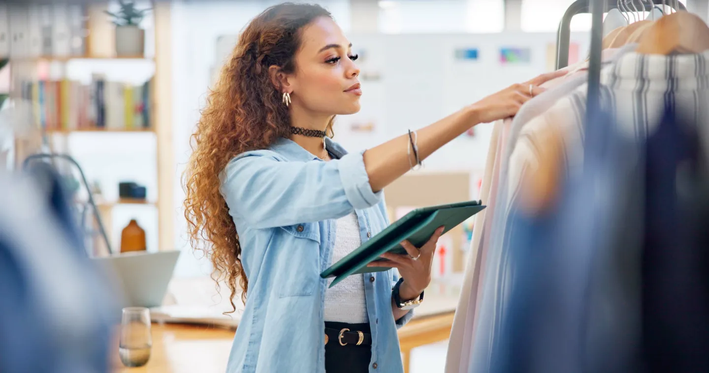 student ondernemer fashion op stage in een kledingwinkel