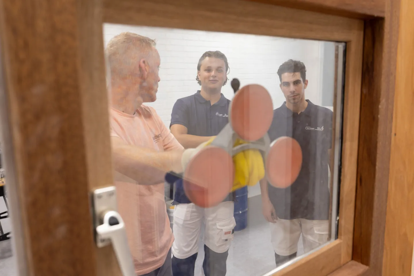 Praktijkles docent en studenten Schilder
