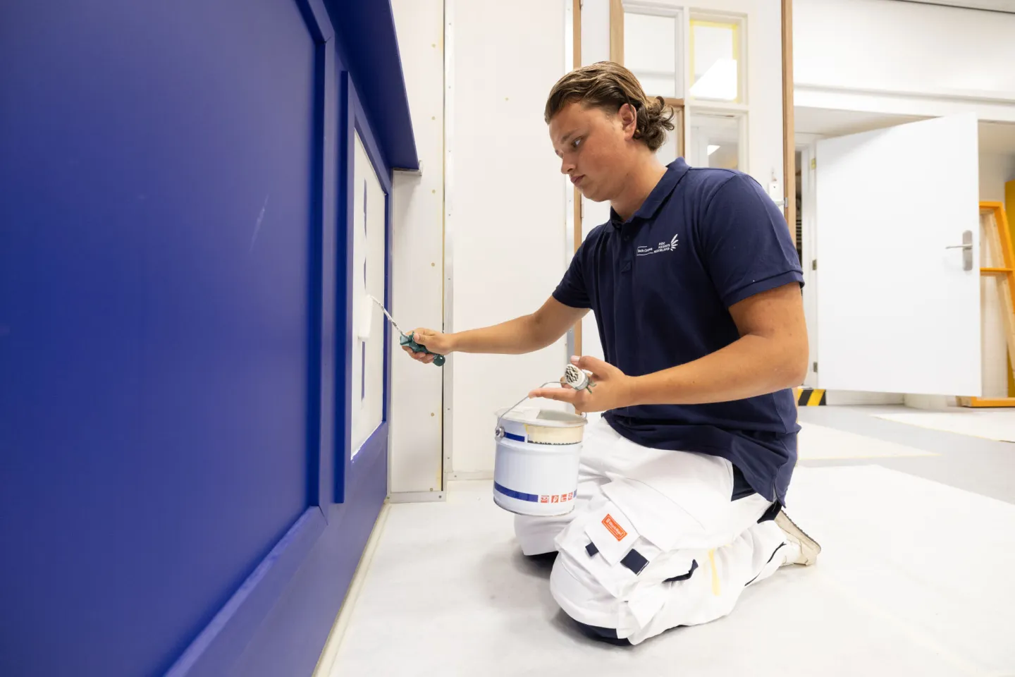 Student Schilder werkt met een verfroller
