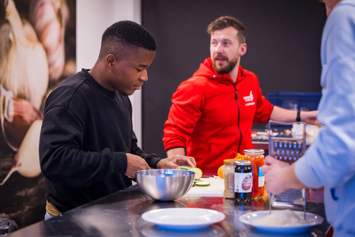 Student Sport Bewegen en Gezondheid bereidt een maaltijd op school