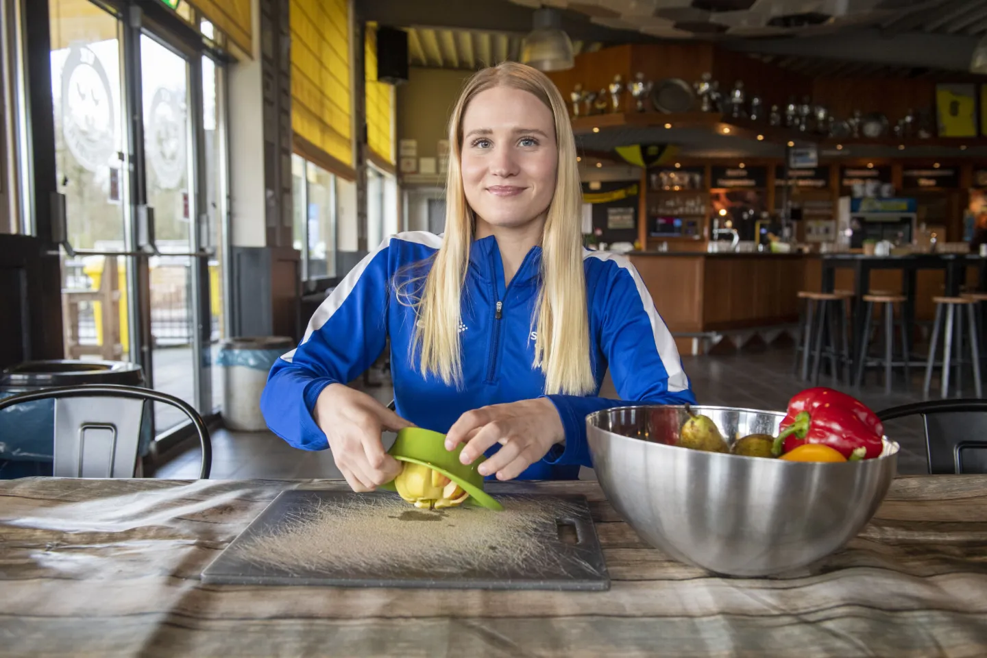 Student Sport, Bewegen en Gezondheid snijdt fruit in een kantine