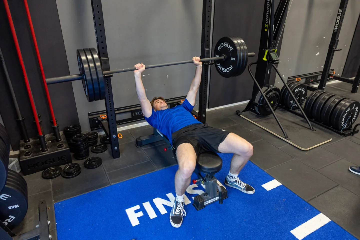 Student Sport College Utrecht heft gewichten in de fitnesszaal