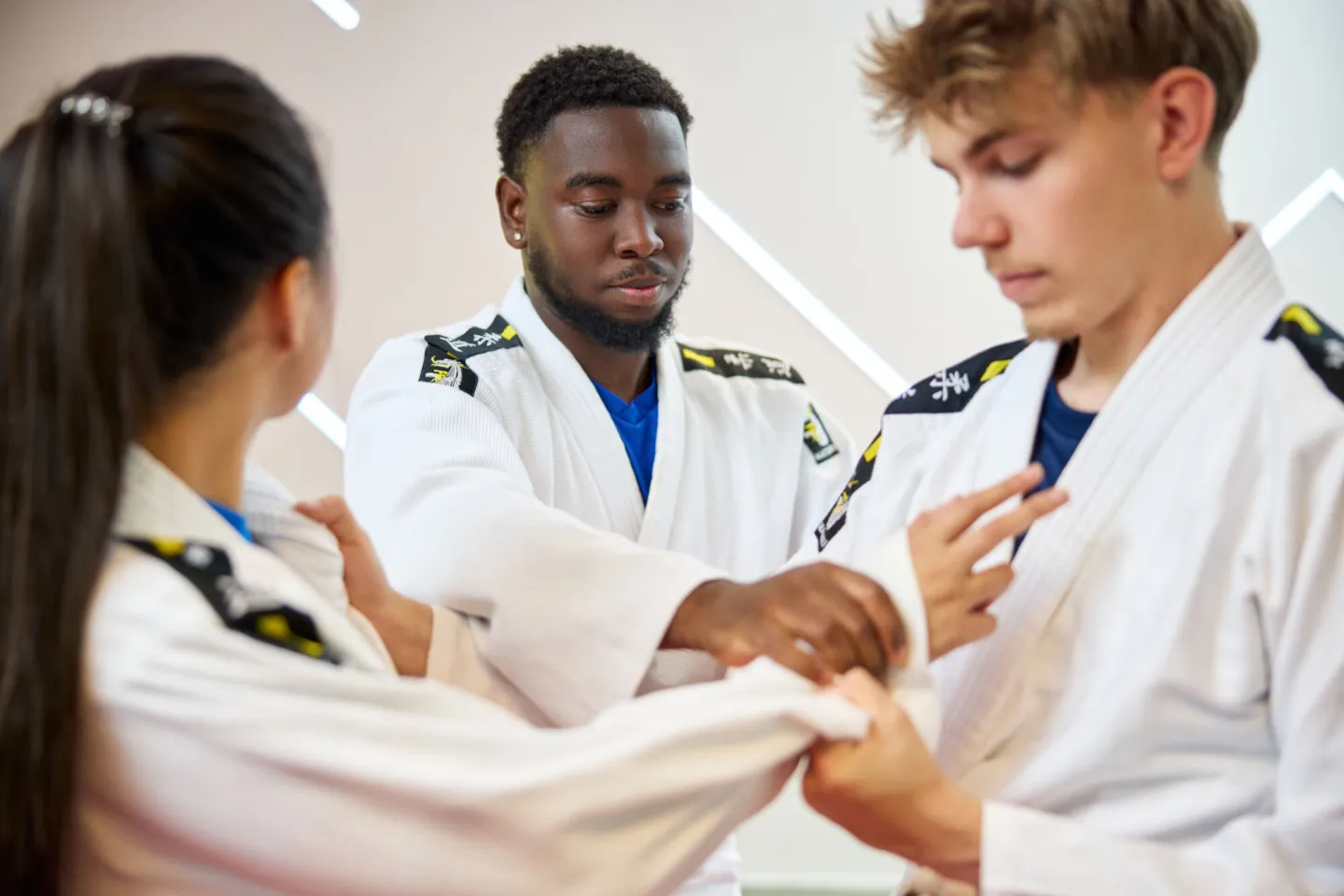 Student Sport geeft instructie bij vechtsport