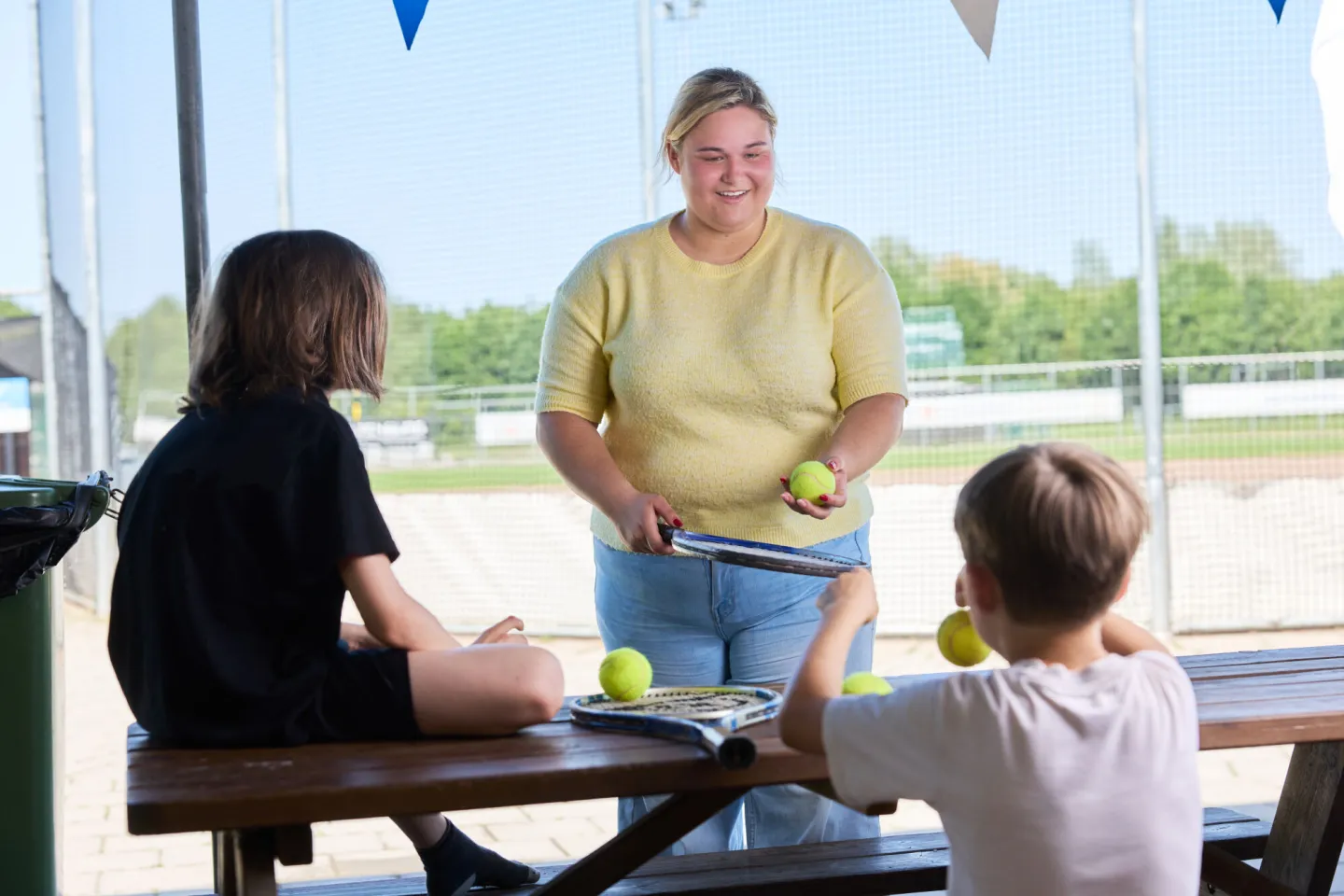 Student Sport Professional Onderwijs en Kinderopvang legt spel uit aan kinderen