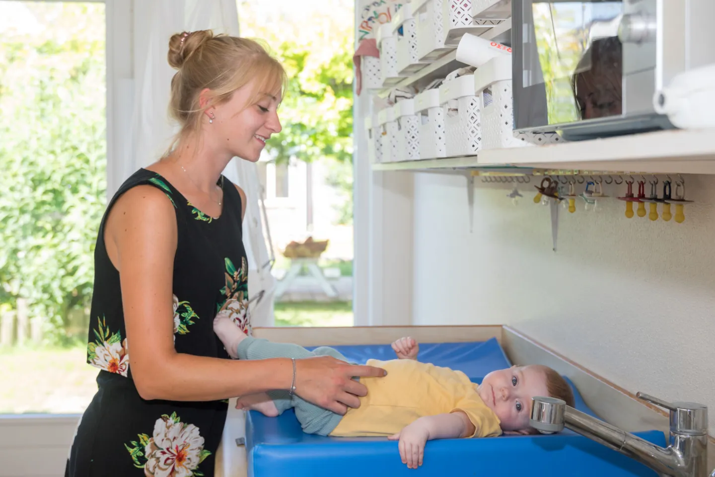 Studenten van de bol-opleiding Gespecialiseerd Pedagogisch Medewerker Kinderopvang spelen met kinderen op hun stageplek. 