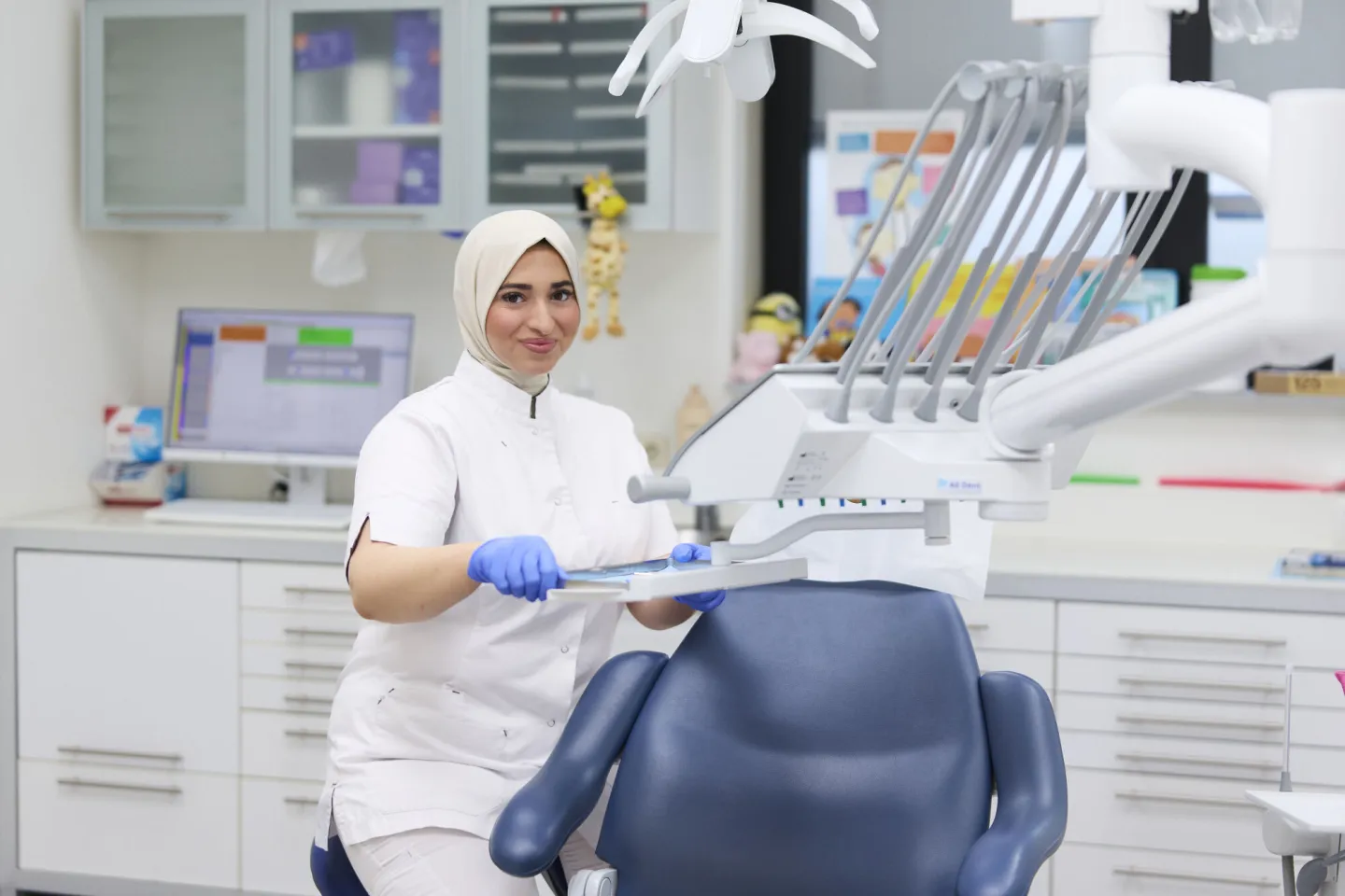 Student Tandartsassistent aan het werk op stageplek