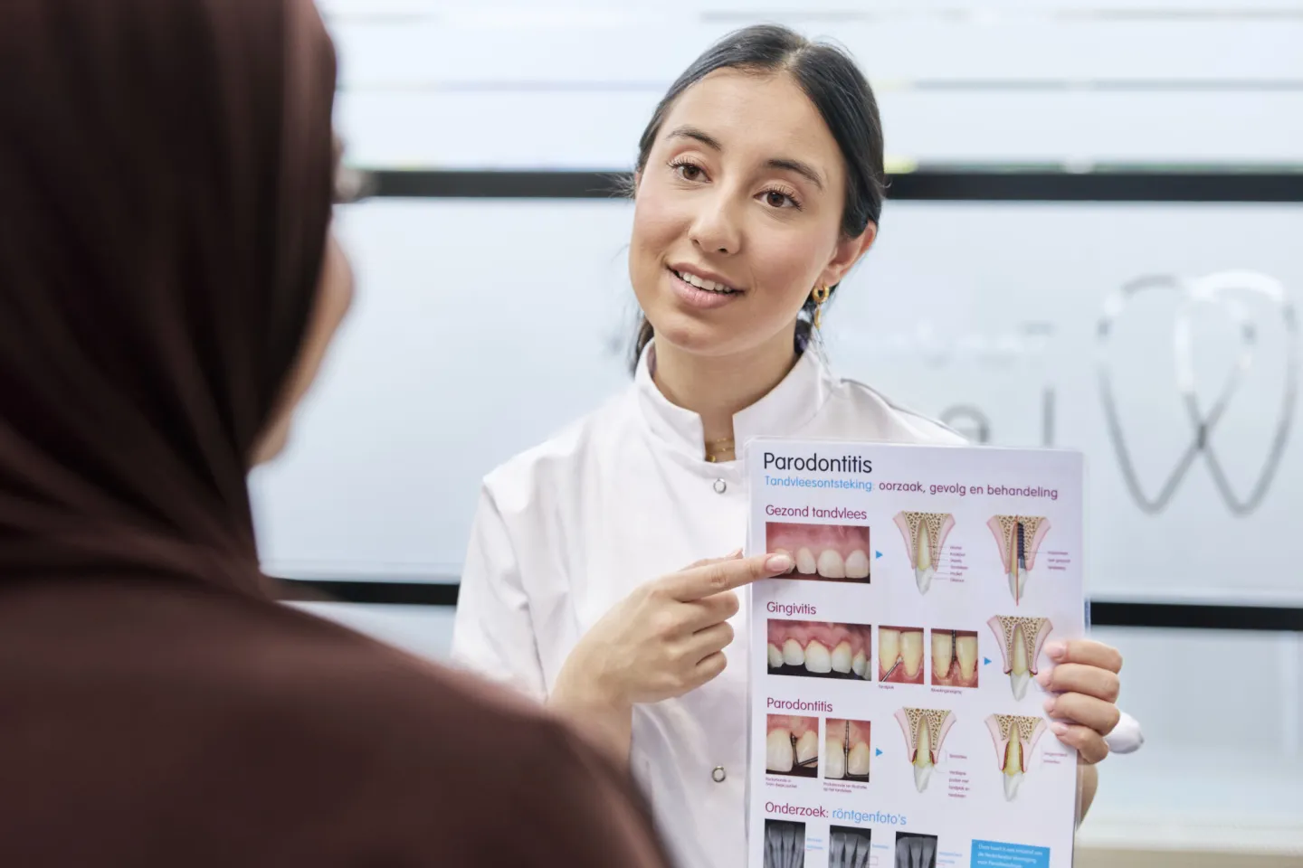 Student Tandartsassistent praat met patiënt over gebitsverzorging