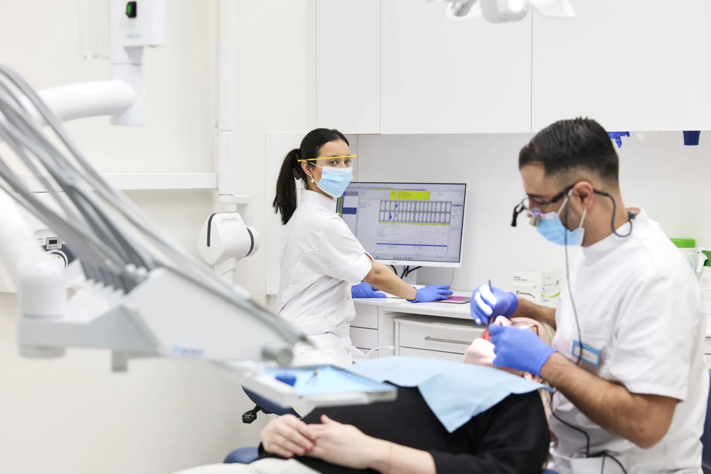 Student Tandartsassistent werkt samen met tandarts op stageplek